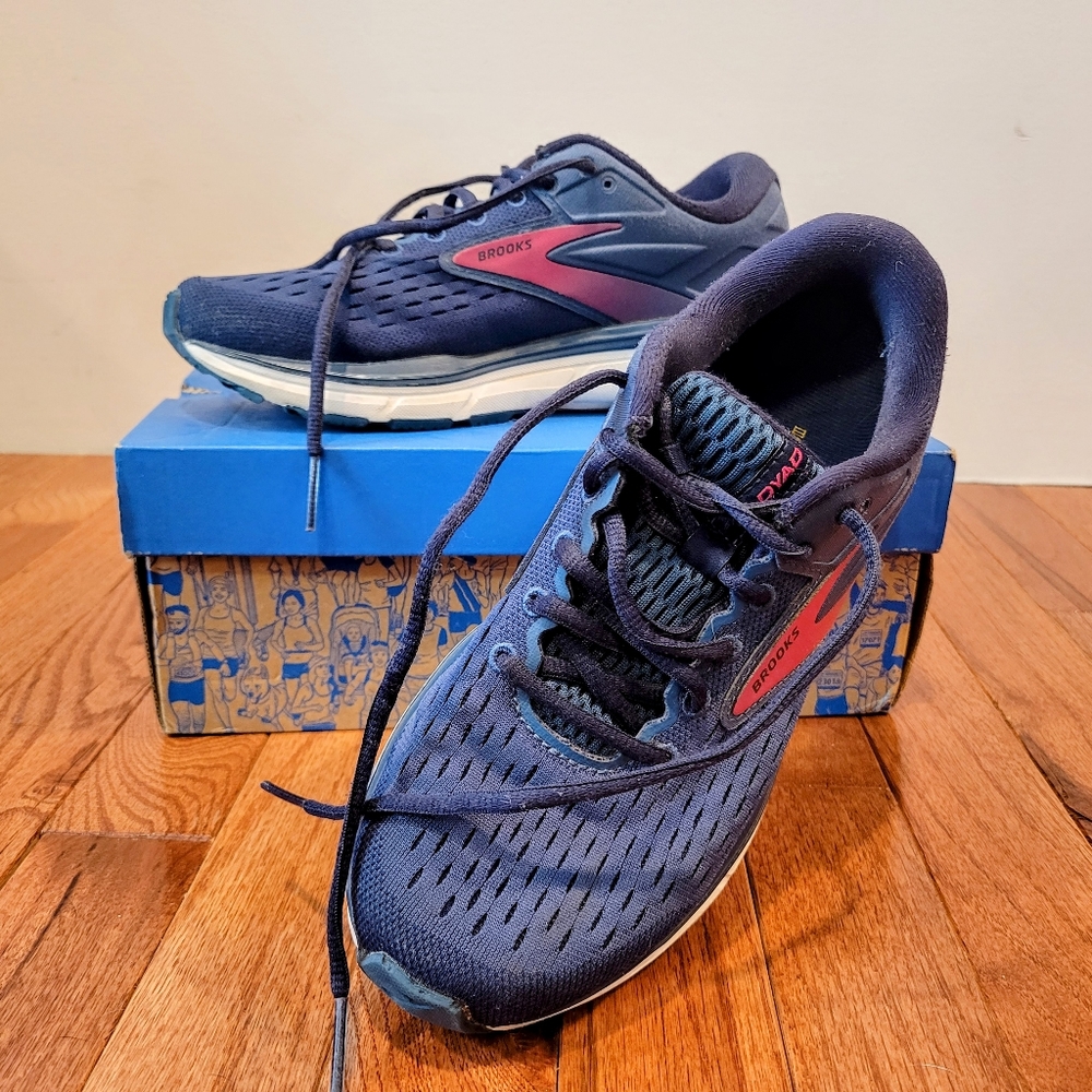 Brooks Dyad 11 - Women's Road Running Shoes/Sneakers - Sz 7.5 B (M) - GUC in box